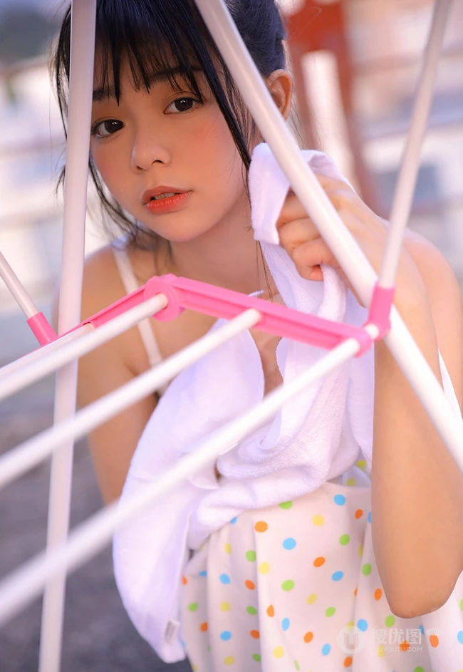 自家阳台洗衣，晾衣的俏皮可爱元气少女肩带裙，家居服清新写真美照
