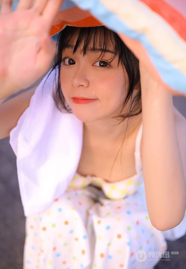 自家阳台洗衣，晾衣的俏皮可爱元气少女肩带裙，家居服清新写真美照