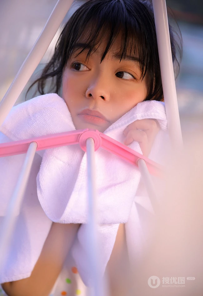 自家阳台洗衣，晾衣的俏皮可爱元气少女肩带裙，家居服清新写真美照