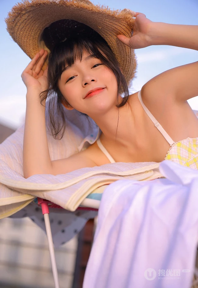 自家阳台洗衣，晾衣的俏皮可爱元气少女肩带裙，家居服清新写真美照