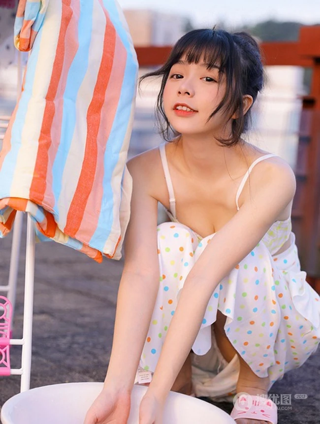 自家阳台洗衣，晾衣的俏皮可爱元气少女肩带裙，家居服清新写真美照