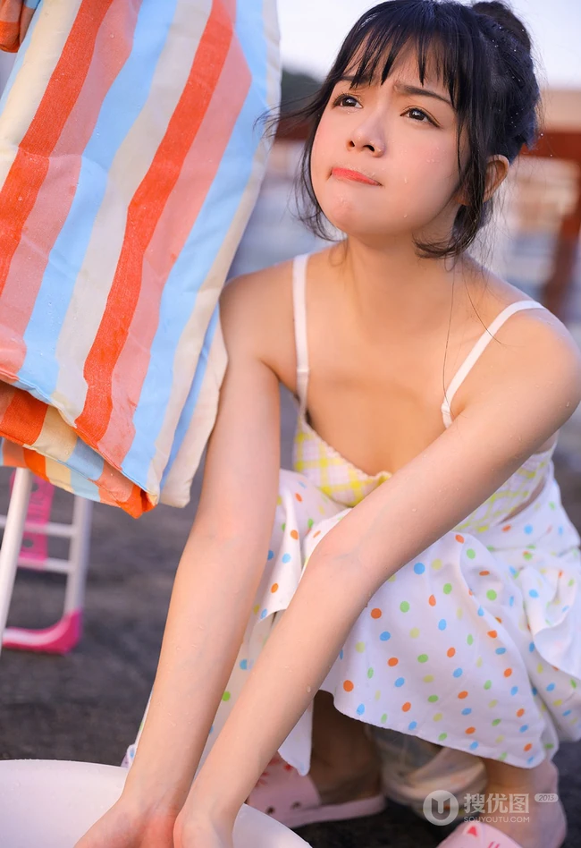 自家阳台洗衣，晾衣的俏皮可爱元气少女肩带裙，家居服清新写真美照