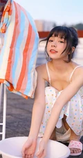 自家阳台洗衣，晾衣的俏皮可爱元气少女肩带裙，家居服清新写真美照