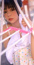 自家阳台洗衣，晾衣的俏皮可爱元气少女肩带裙，家居服清新写真美照
