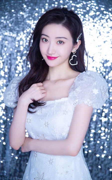 景甜时尚发型搭配白裙精致甜美写真图集