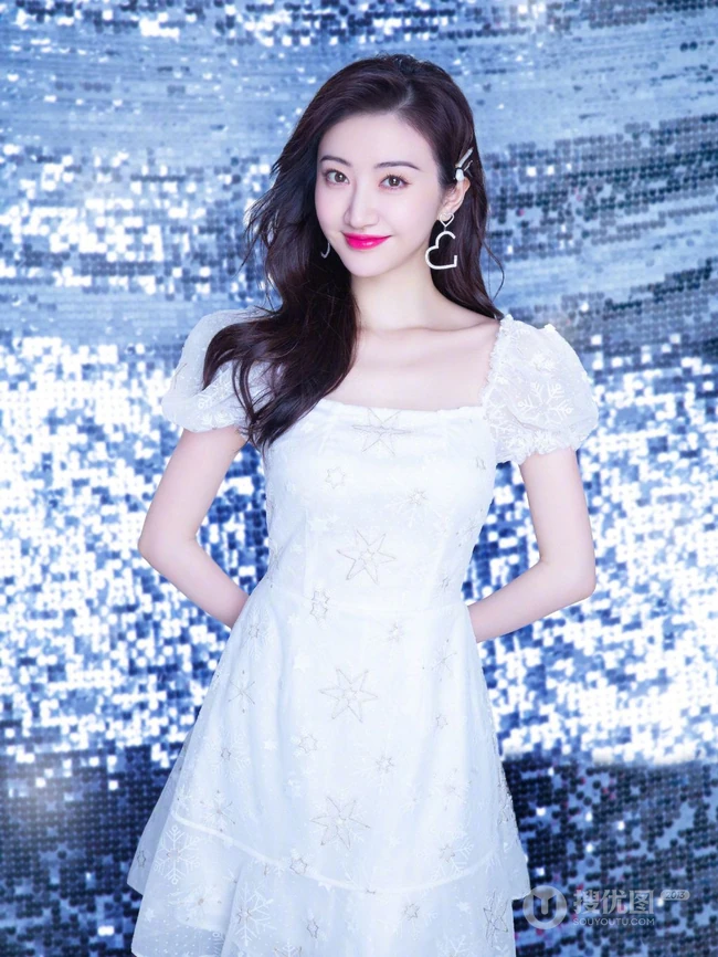 景甜时尚发型搭配白裙精致甜美写真图集