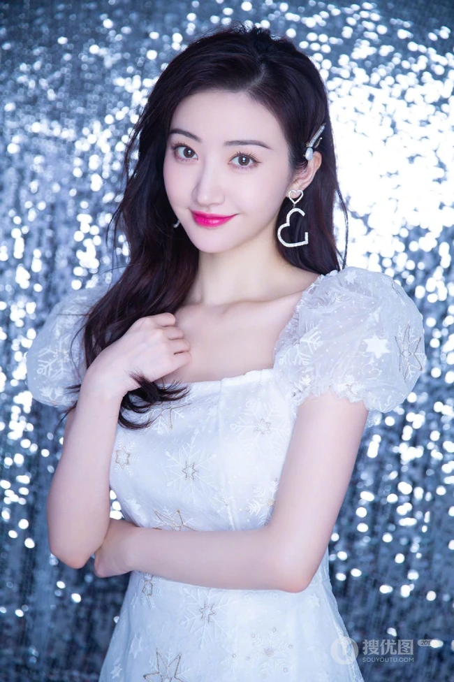 景甜时尚发型搭配白裙精致甜美写真图集