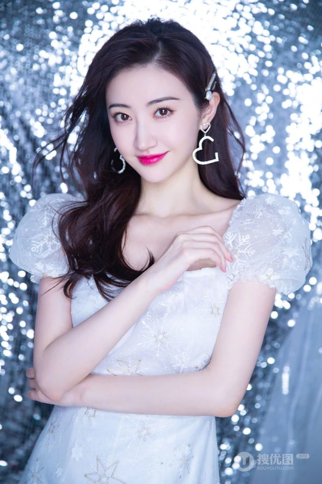 景甜时尚发型搭配白裙精致甜美写真图集