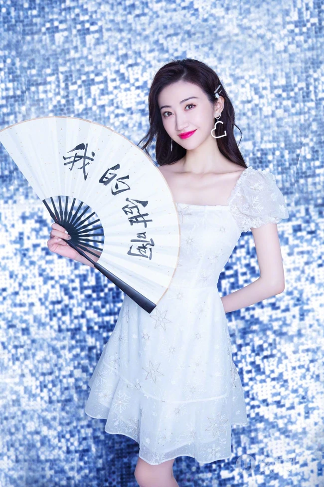 景甜时尚发型搭配白裙精致甜美写真图集