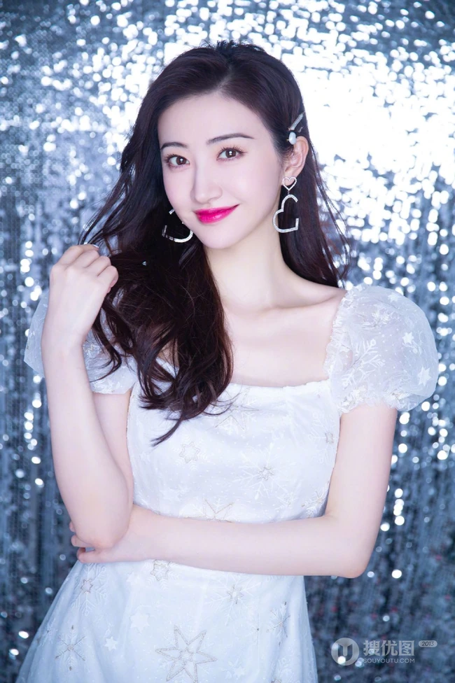 景甜时尚发型搭配白裙精致甜美写真图集