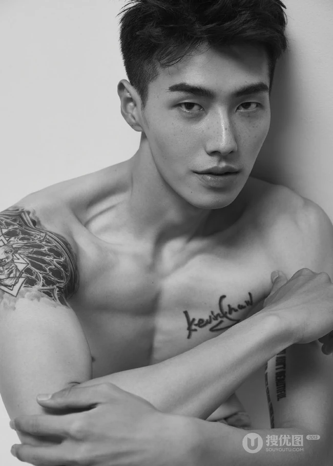 肌肉纹身男肖凯造型上身秀完美身形杂志写真大片