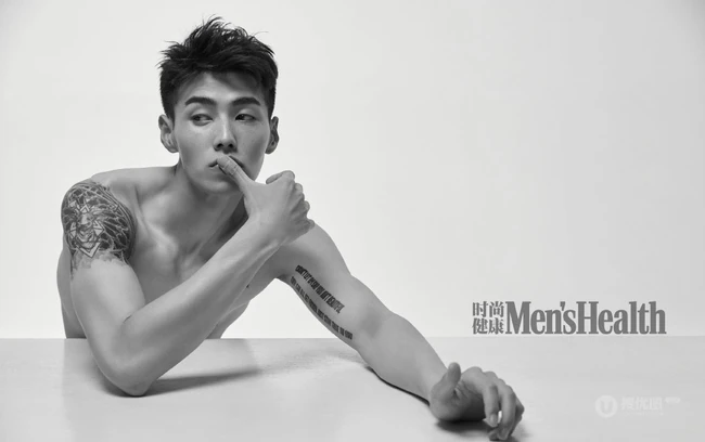 肌肉纹身男肖凯造型上身秀完美身形杂志写真大片
