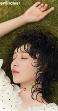 阚清子个性时尚泡面头发型杂志写真大片，尝试多种英伦风穿着气质美丽