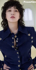 阚清子个性时尚泡面头发型杂志写真大片，尝试多种英伦风穿着气质美丽