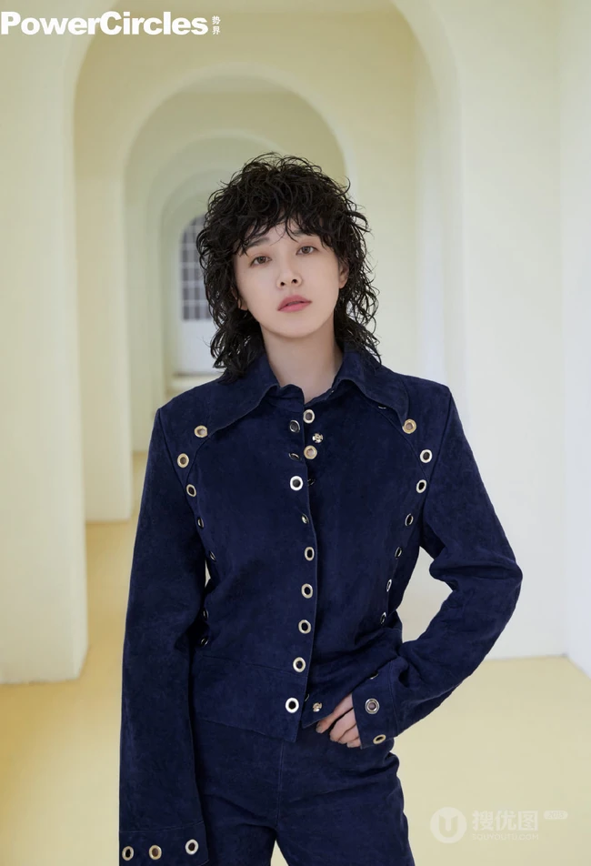 阚清子个性时尚泡面头发型杂志写真大片，尝试多种英伦风穿着气质美丽