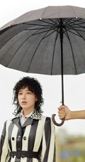 阚清子个性时尚泡面头发型杂志写真大片，尝试多种英伦风穿着气质美丽