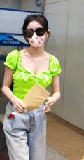 蔡卓宜穿低领装上衣现身机场小露气质街拍图片