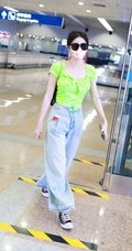蔡卓宜穿低领装上衣现身机场小露气质街拍图片