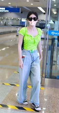 蔡卓宜穿低领装上衣现身机场小露气质街拍图片