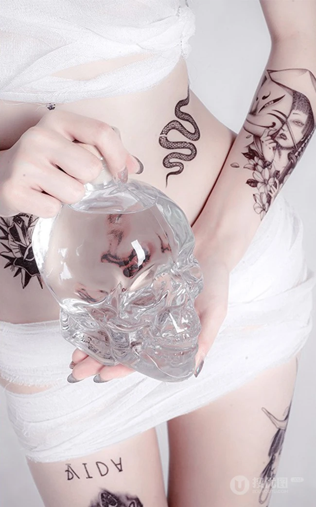 手拿水晶骷髅头的小蛮腰纹身女人时尚手机壁纸图片