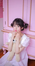 双丸子头可爱粉裙少女居家大衣柜甜美高清摄影写真大图