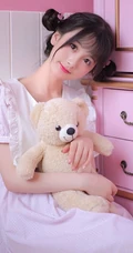 双丸子头可爱粉裙少女居家大衣柜甜美高清摄影写真大图