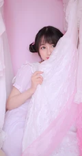 双丸子头可爱粉裙少女居家大衣柜甜美高清摄影写真大图
