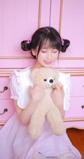 双丸子头可爱粉裙少女居家大衣柜甜美高清摄影写真大图