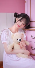 双丸子头可爱粉裙少女居家大衣柜甜美高清摄影写真大图