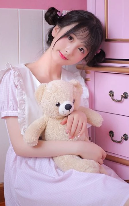 双丸子头可爱粉裙少女居家大衣柜甜美高清摄影写真大图