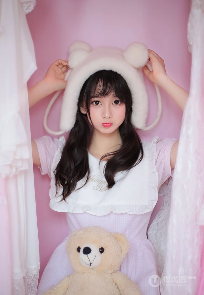 双丸子头可爱粉裙少女居家大衣柜甜美高清摄影写真大图