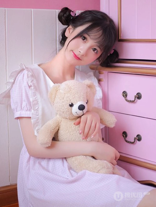 双丸子头可爱粉裙少女居家大衣柜甜美高清摄影写真大图