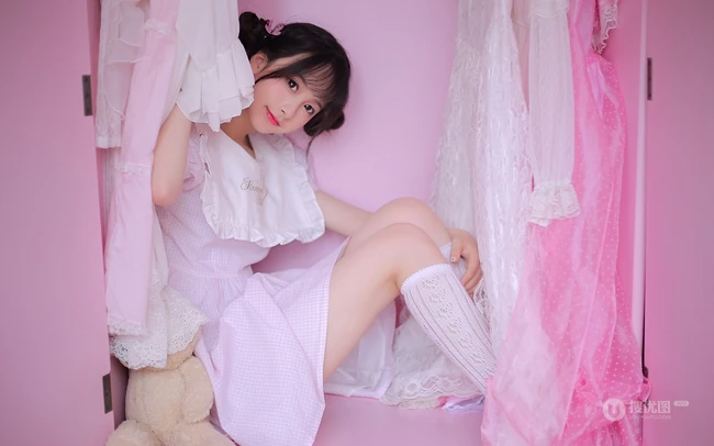 双丸子头可爱粉裙少女居家大衣柜甜美高清摄影写真大图