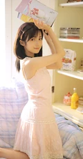 清纯可人粉色肩带连衣裙少女居家悠闲写真美照