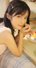 清纯可人粉色肩带连衣裙少女居家悠闲写真美照