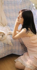 清纯可人粉色肩带连衣裙少女居家悠闲写真美照
