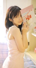 清纯可人粉色肩带连衣裙少女居家悠闲写真美照