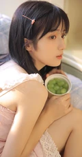 清纯可人粉色肩带连衣裙少女居家悠闲写真美照