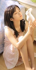 清纯可人粉色肩带连衣裙少女居家悠闲写真美照