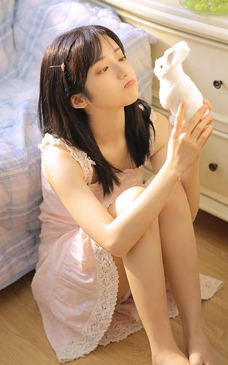 清纯可人粉色肩带连衣裙少女居家悠闲写真美照