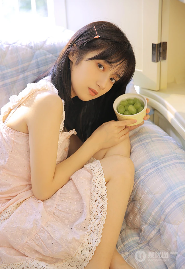 清纯可人粉色肩带连衣裙少女居家悠闲写真美照