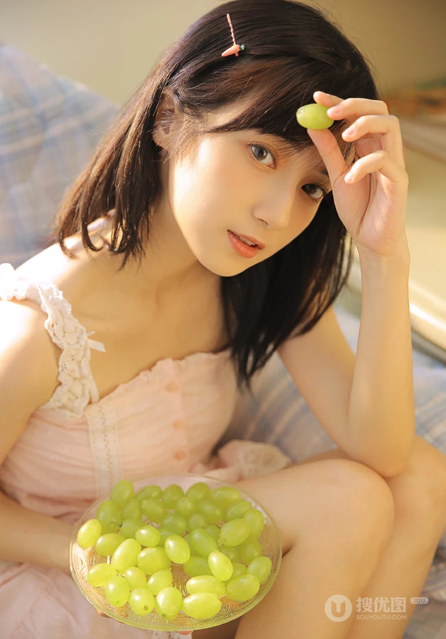 清纯可人粉色肩带连衣裙少女居家悠闲写真美照