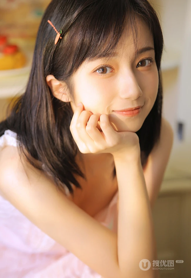 清纯可人粉色肩带连衣裙少女居家悠闲写真美照