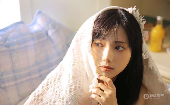 清纯可人粉色肩带连衣裙少女居家悠闲写真美照