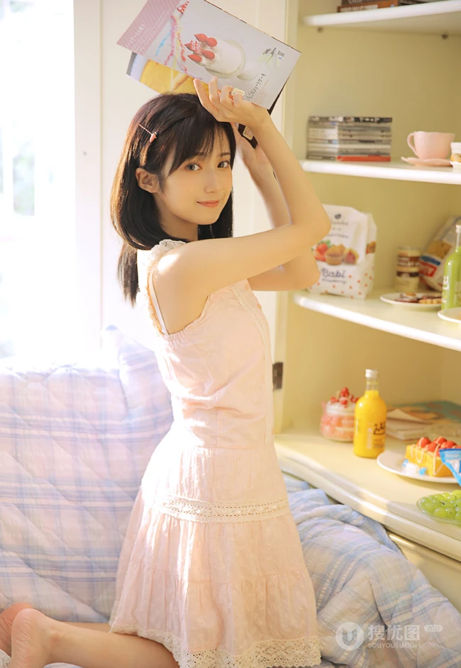 清纯可人粉色肩带连衣裙少女居家悠闲写真美照