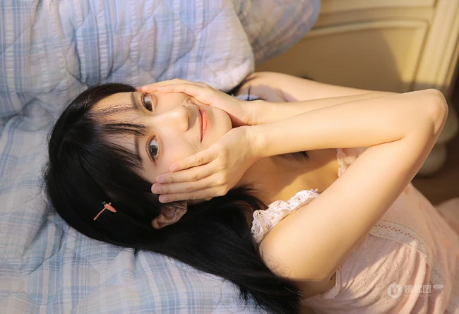 清纯可人粉色肩带连衣裙少女居家悠闲写真美照