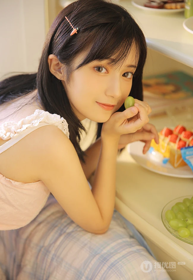 清纯可人粉色肩带连衣裙少女居家悠闲写真美照