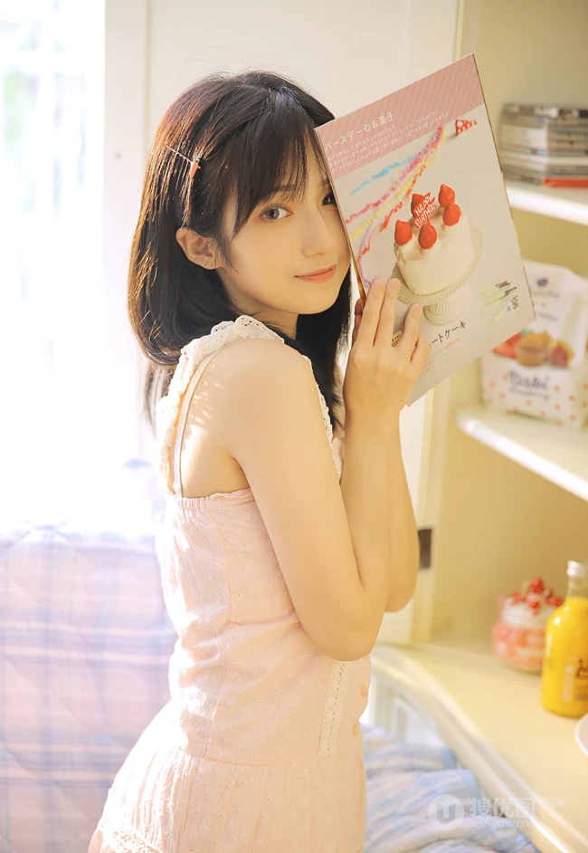 清纯可人粉色肩带连衣裙少女居家悠闲写真美照