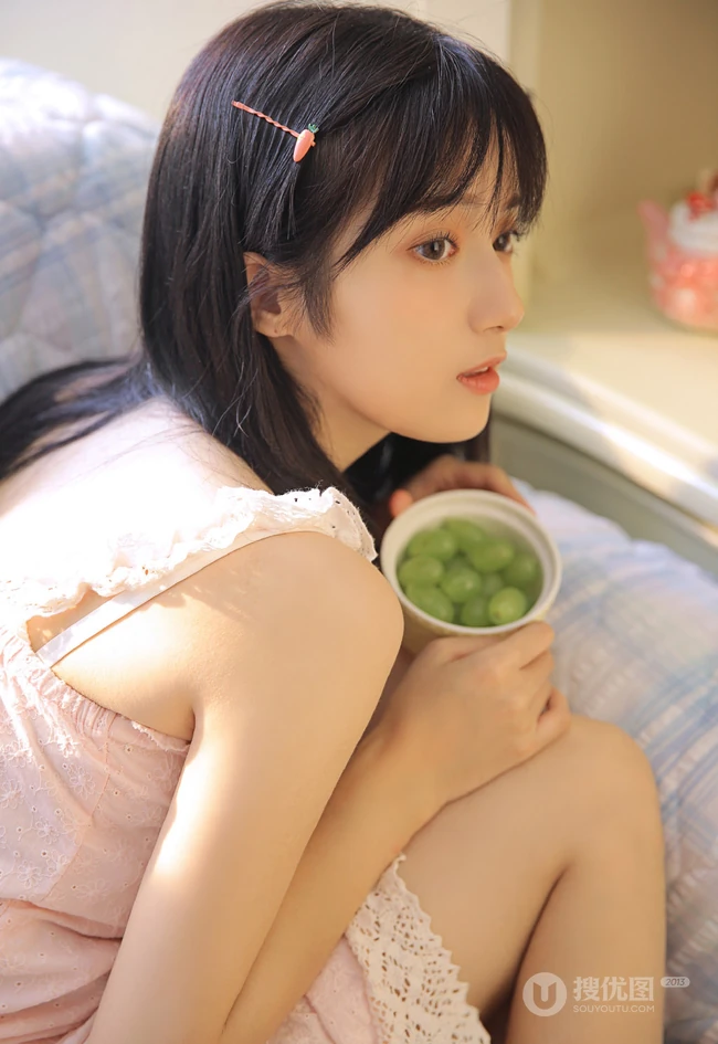 清纯可人粉色肩带连衣裙少女居家悠闲写真美照