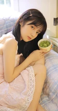 清纯可人粉色肩带连衣裙少女居家悠闲写真美照